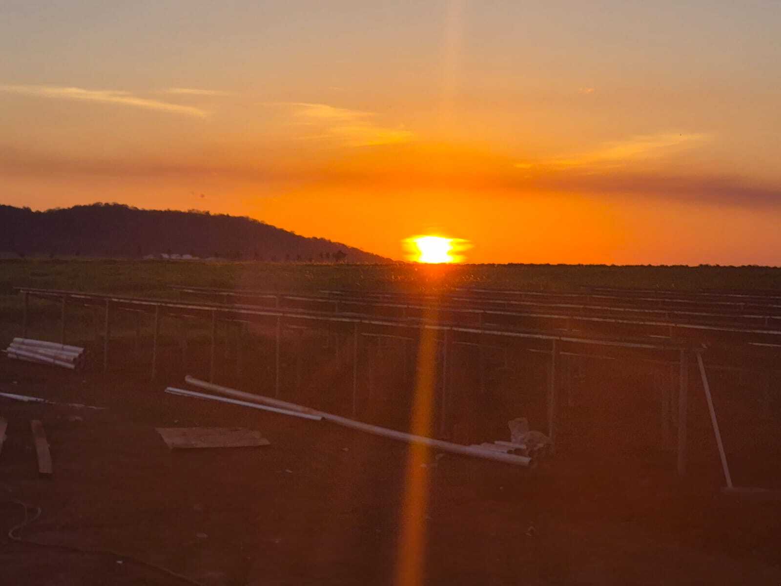 Atardecer sobre instalaciones y potreros de Propiedad España